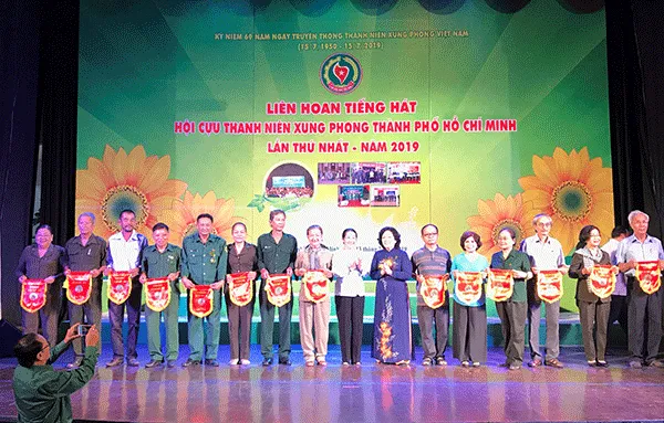 Phó Bí thư Thành ủy Võ Thị Dung và Chủ tịch Hội Cựu TNXP TPHCM trao cờ lưu niệm cho các đơn vị tham gia liên hoan