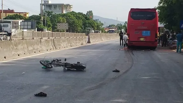 Tin tức tai nạn giao thông hôm nay 13/7/2019: Dừng sửa xe, tài xế bị tông tử vong thương tâm