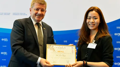 Tổng Giám đốc ILO, Guy Ryder, đã trao giải thưởng cho chị Hạnh Nguyễn