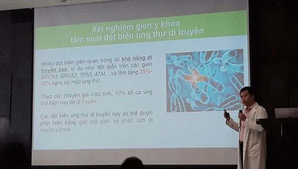 Tiến sĩ Phan Minh Liêm báo cáo tại buổi sinh hoạt chuyên đề “Xét nghiệm gen y khoa trong tầm soát, điều trị ung thư” tại Bệnh viện Gia An 115  T