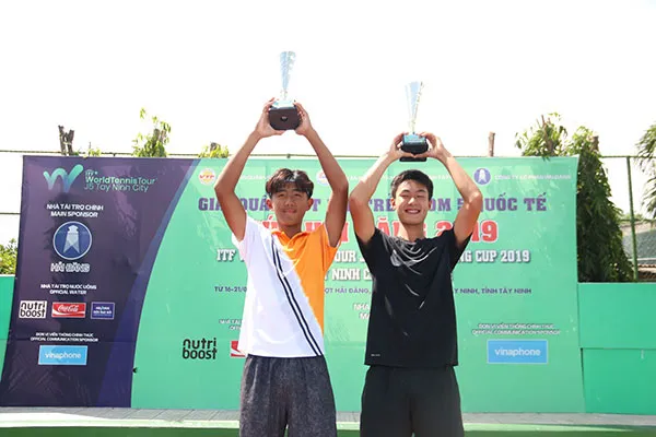 Hai tay vợt Trung Quốc vô địch đôi nam