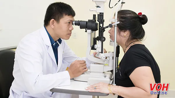 Bác sĩ Bệnh viện Mắt kỹ thuật cao Phương Nam khám cho bệnh nhân 
