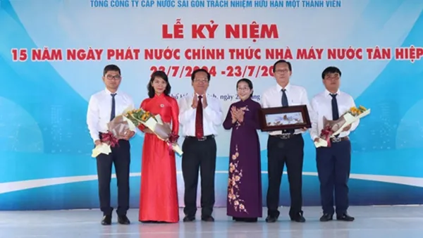 Bà Võ Thị Dung - Phó Bí thư Thành ủy TP.HCM tặng hoa và kỷ niệm chương cho các đồng chí lãnh đạo nhà máy nước Tân Hiệp qua các thời kỳ.
