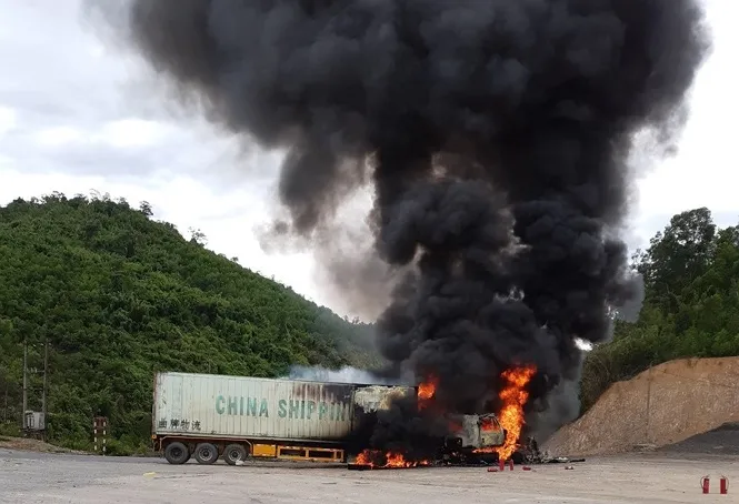Xe container bất ngờ cháy rụi trên đường