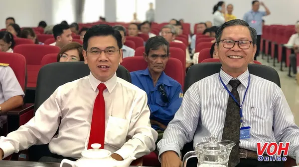 Phó Trưởng ban Dân tộc TP Tăng Cẩm Vinh (trái) và ông Nguyễn Văn Dũng, Phó Bí thư Quận ủy – Chủ tịch UBND Q.1 tại đại hội.