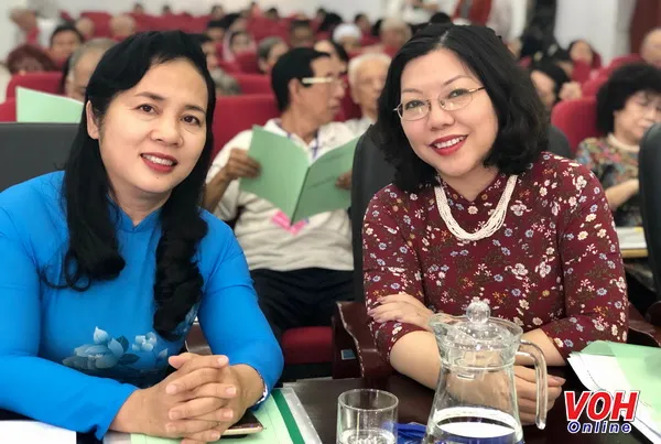 Bà Trần Kim Yến, Thành ủy viên-Bí thư Quận ủy Q.1 (áo dài xanh) và bà Nguyễn Thị Thu Hường, Phó Chủ tịch thường trực UBND Q.1 – Trưởng ban chỉ đạo đại hội.