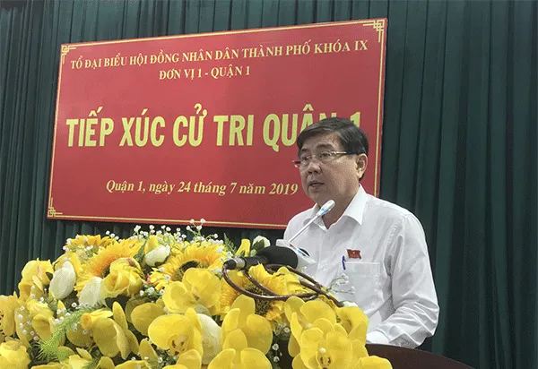 Chủ tịch UBND TPHCM Nguyễn Thành Phong tại buổi tiếp xúc cử tri quận 1