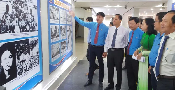 Chủ tịch Công đoàn Viên chức thành phố Lương Tuấn Anh giới thiệu ảnh triển lãm “Công đoàn Việt Nam – 90 năm một chặng đường lịch sử” với các đại biểu