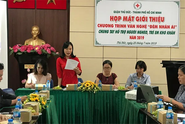 Bà Đặng Trần Nguyên Thảo - chủ tịch hội chữ thập đỏ quận Thủ Đức phát biểu giới thiệu chương trình văn nghệ “Đêm nhân ái”