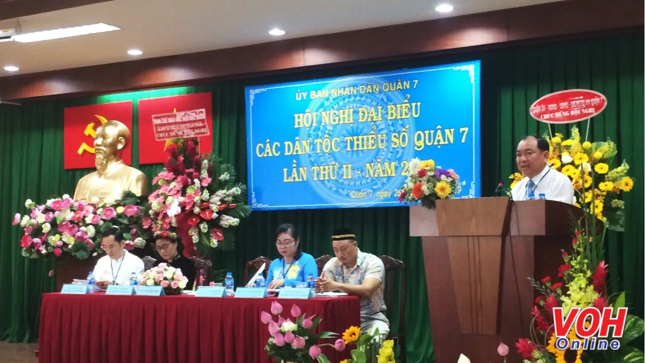 Ông Lê Văn Thành - Quận ủy viên, Phó Chủ tịch UBND Quận 7 phát biểu khai mạc hội nghị Đại biểu các dân tộc thiểu số Quận 7 lần thứ II năm 2019.