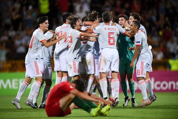 Niềm vui chiến thắng của cầu thủ U19 Tây Ban Nha và nỗi buồn thất trận của U19 Bồ Đào Nha. Ảnh: UEFA