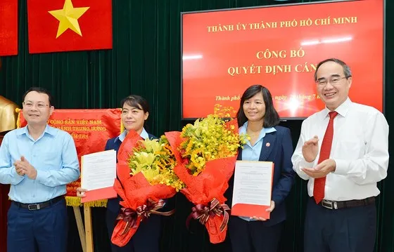 Đồng chí Nguyễn Thị Phương Mai và đồng chí Bùi Thị Sáu nhận quyết định.