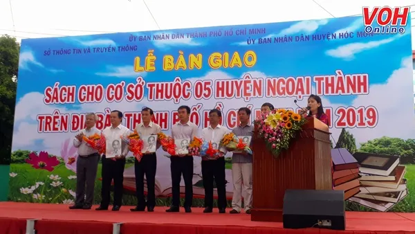 lễ bàn giao sách cho cơ sở thuộc 5 huyện ngoại thành của thành phố Hồ Chí Minh