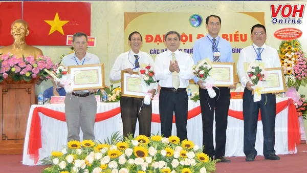 Ông Huỳnh Văn Hồng Ngọc Trưởng Ban dân tộc TP trao bằng khen của Chủ tịch UBND quận Tân Bình cho các tập thể, cá nhân tiêu biểu trong đồng bào dân tộc thiểu số trên các lĩnh vực trên địa bàn.