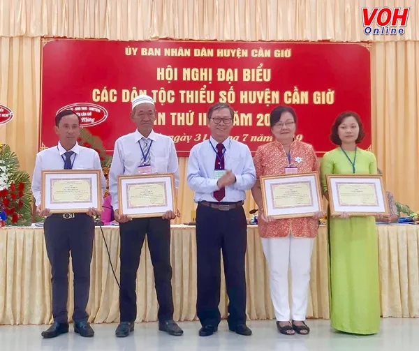 Phó Trưởng ban Dân tộc TP Tăng Cẩm Vinh trao Giấy khen của Ban Dân tộc TP cho 1 tập thể và 3 cá nhân đã có nhiều đóng góp cho các hoạt động công tác dân tộc.