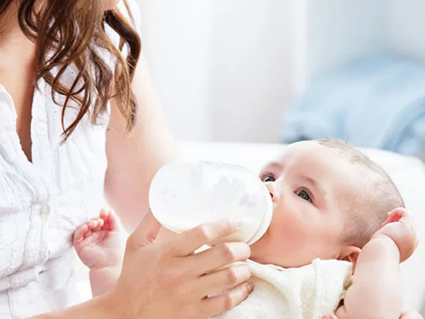Có nên kết hợp sữa mẹ và sữa công thức cho bé bú? 1