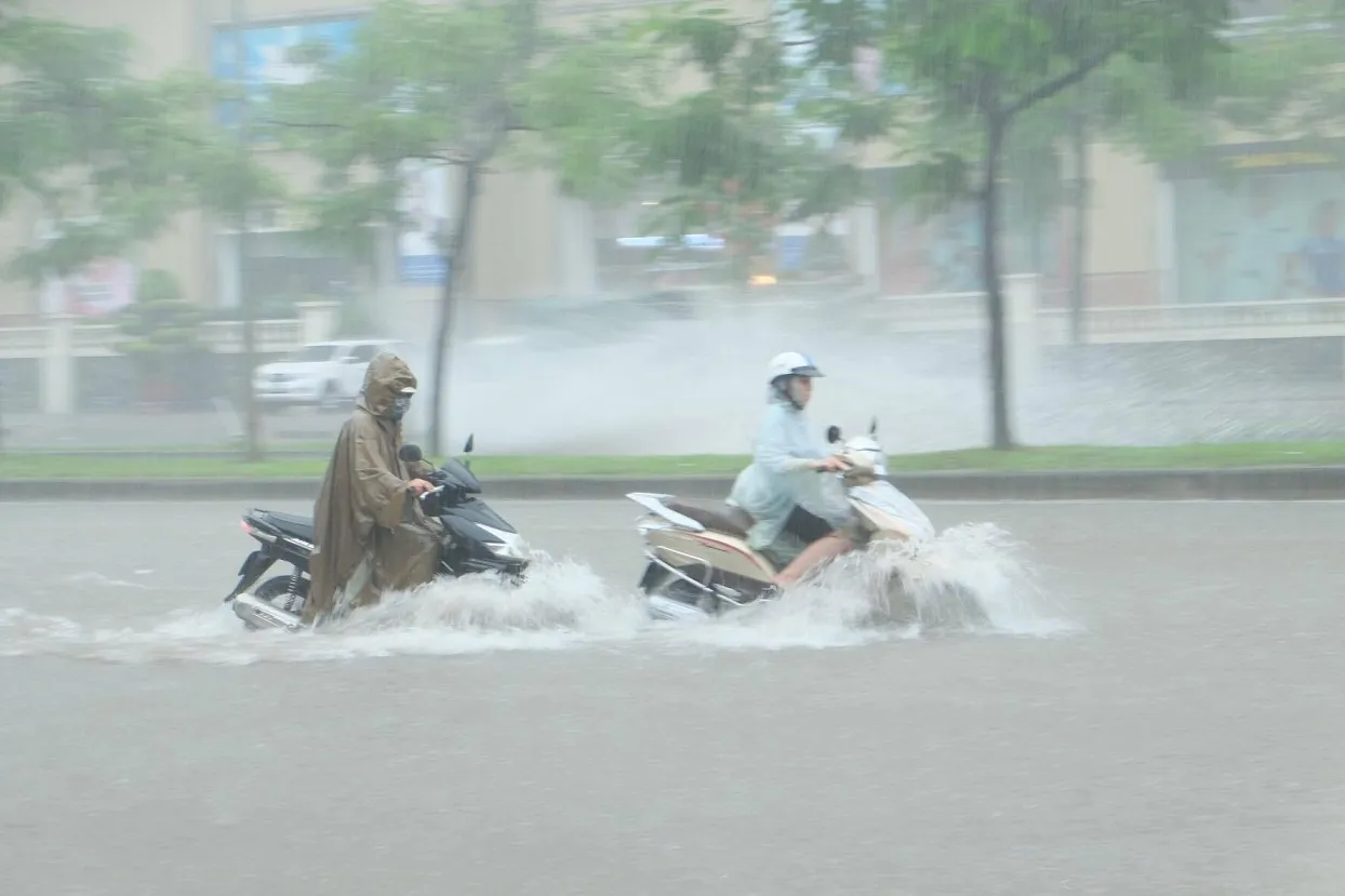 Hà Nội mưa lớn, bão số 3
