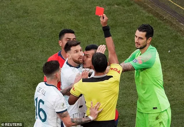 Medel chủ động gây hấn với Messi khiến cả hai cùng nhận thẻ đỏ