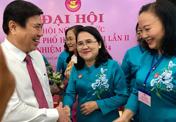 Chủ tịch Ủy ban Nhân dân TPHCM Nguyễn Thành Phong chúc mừng các nữ trí thức tại đại hội