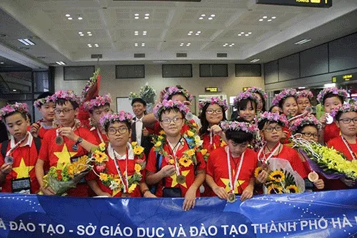 Đoàn học sinh Việt Nam dự thi IMSO năm 2016