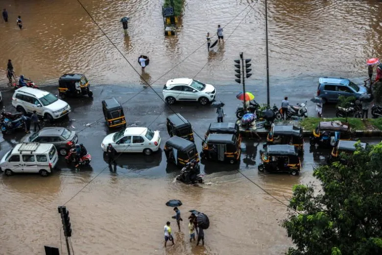 Ấn Độ: Mưa lũ làm tê liệt giao thông, hàng trăm người bị mắc kẹt ở Mumbai