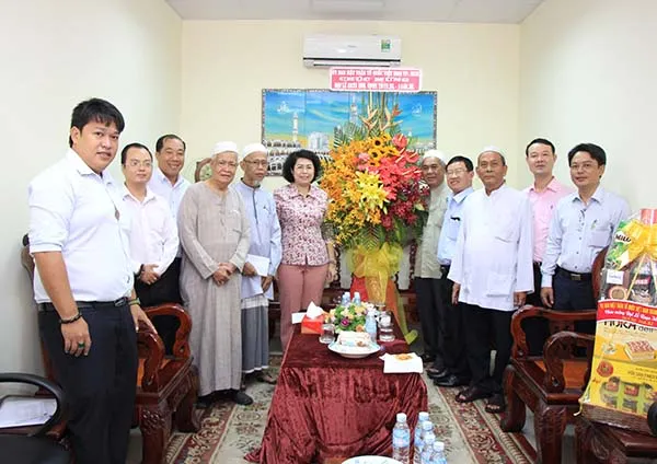 Bà Tô Thị Bích Châu - Chủ tịch Ủy ban MTTQ Việt Nam TP tặng quà cho Ban đại diện cộng đồng Hồi giáo TP và Thánh đường Muslimin.