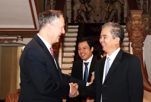 Ông Ngô Minh Châu, Phó Chủ tịch UBND TPHCM (áo vest đen) tiếp ông Chris Clark, Chủ tịch Khu vực Châu Á- Thái Bình Dương của Tập đoàn VISA vào sáng 7/8. 