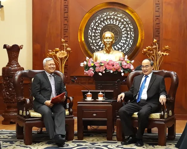 Bí thư Thành ủy TPHCM Nguyễn Thiện Nhân (phải) tiếp ông Ibnu Hadi- Đại sứ Indonesia tại Việt Nam.