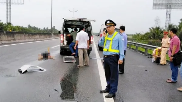 Tin tức tai nạn giao thông ngày 8/8/2019: Đi bộ trên cao tốc, người đàn ông bị xe khách tông tử vong