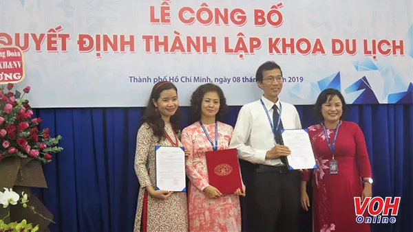 Bà Ngô Thị Phương Lan (ngoài cùng bên phải), Bí thư Đảng ủy, Hiệu trưởng Trường Đại học KH XH &NV trao Quyết định cho lãnh đạo Khoa Du lịch