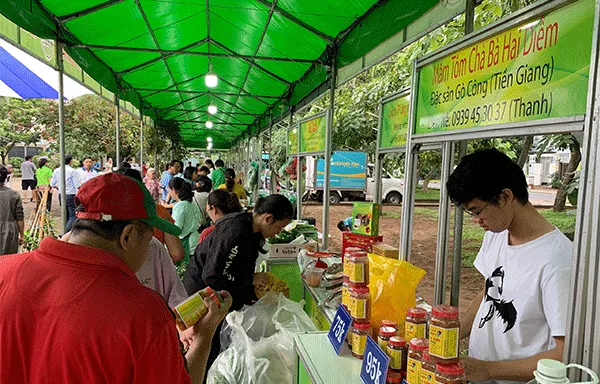 Chợ phiên nông sản an toàn tại Công viên Khu Dân cư Him Lam