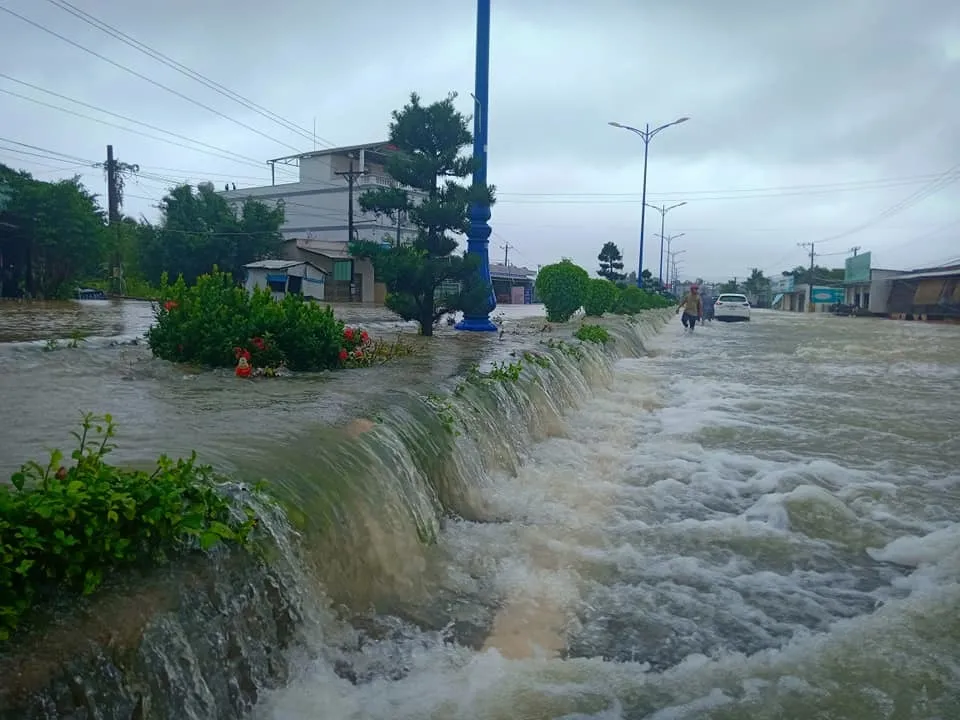 Các tuyến đường ở Phú Quốc đang ngập nặng và nước chảy xiết