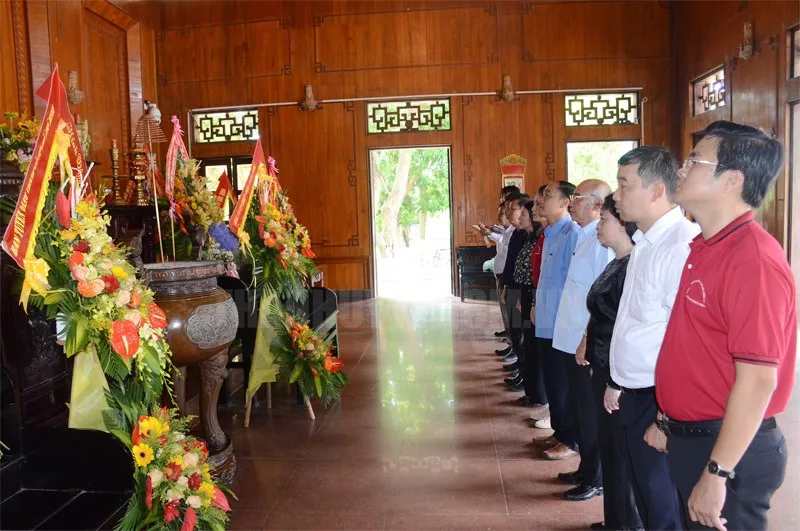 Ban Tuyên giáo Thành ủy, dâng hương, tưởng niệm Chủ tịch Hồ Chí Minh