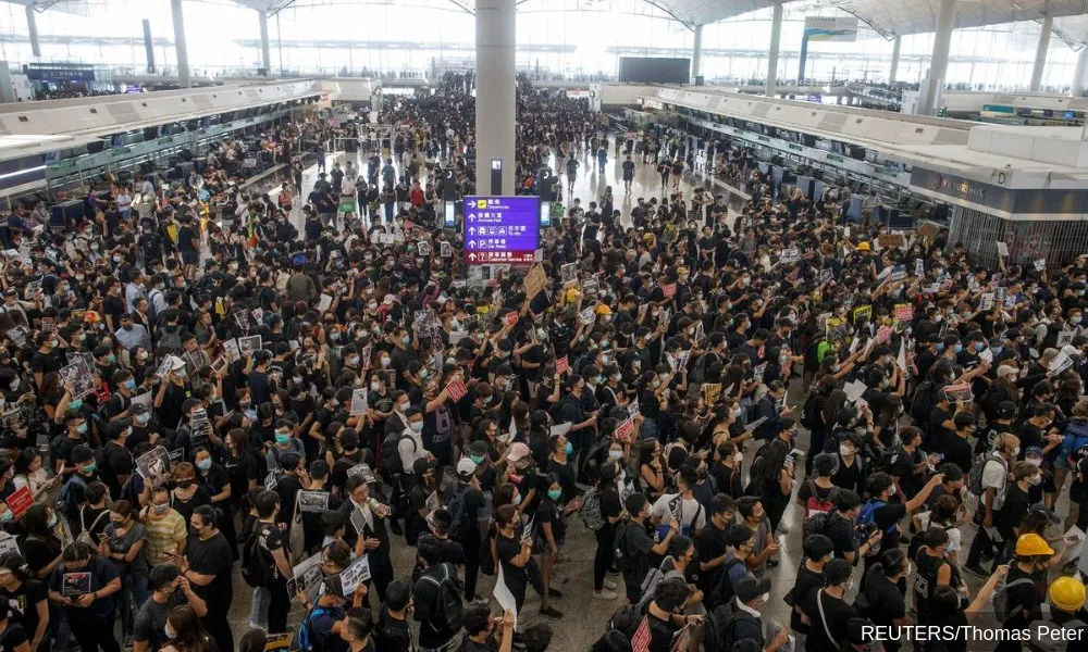 Hong Kong: Sân bay hoạt động trở lại, chính quyền cho rằng có "mầm mống khủng bố"