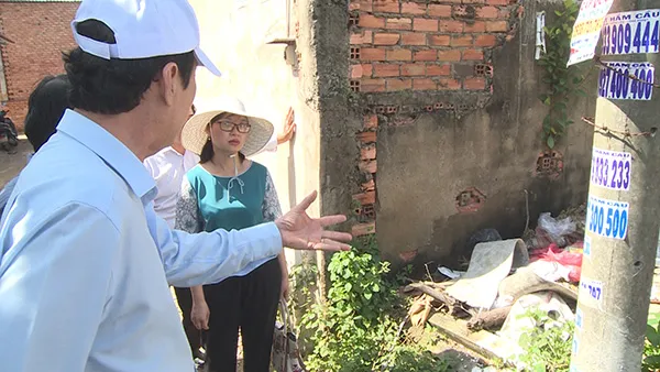 Ông Nguyễn Hữu Hưng – Phó Giám đốc Sở Y tế Thành phố kiểm tra các điểm nguy cơ trên địa bàn huyện Hóc Môn