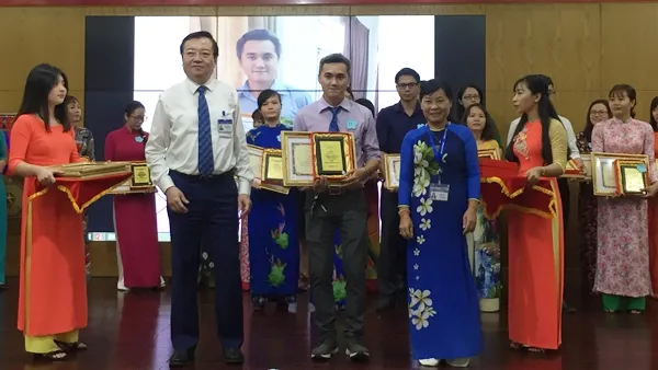 Ông Lê Hồng Sơn, Giám đốc Sở Giáo dục và Đào tạo TPHCM trao giấy khen cho giáo viên dạy giỏi.  