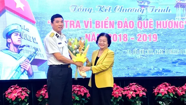 Nguyên chủ tịch nước Trương Mỹ Hoa tặng hoa cho đại diện Bộ Tư lệnh vùng 2 hải quân tại chương trình.
