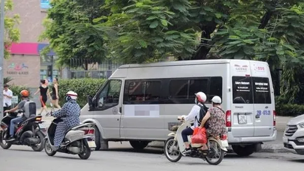 Xe đưa đón học sinh của trường Tiểu học Gateway, Hà Nội, nơi vừa xảy ra vụ một trẻ bị tử vong, nghi do bị bỏ quên trên xe ô tô. Ảnh: TTXVN 