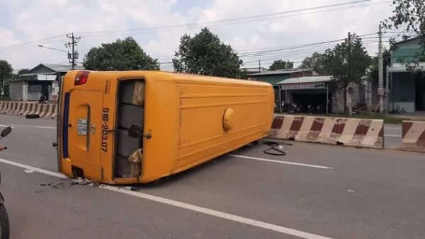 Tin tức tai nạn giao thông hôm nay 18/8/2019: Xe khách lật, hàng chục hành khách kêu cứu thảm thiết