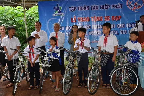 trao tặng xe đạp, học sinh nghèo hiếu học