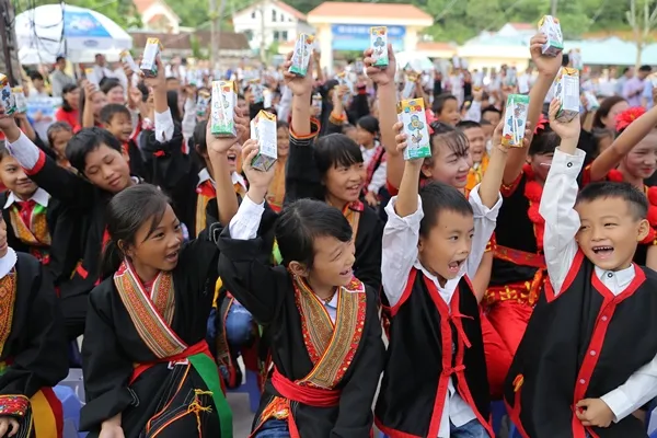 Niềm vui uống sữa của các em học sinh trường Tiểu học & THCS Đồng Sơn.
