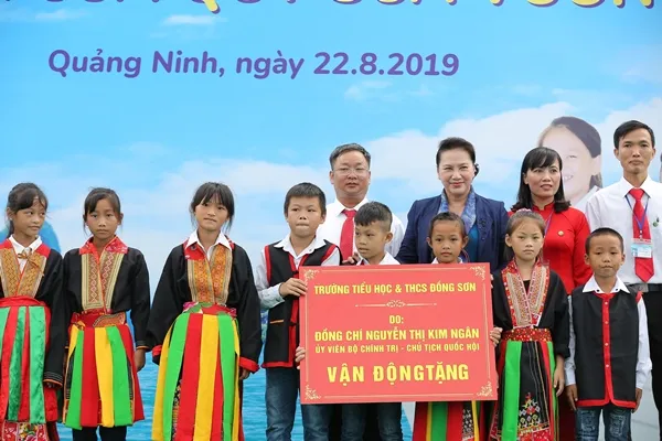 Bà Nguyễn Thị Kim Ngân - Uỷ viên Bộ chính trị, Chủ tịch Quốc hội nước Cộng hoà XHCN Việt Nam trao tặng bảng tượng trưng tặng trường Tiểu học & THCS Đồng Sơn, huyện Hoành Bồ, tỉnh Quảng Ninh cho đại diện lãnh đạo trường và các em học sinh.