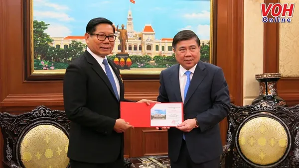 Chủ tịch Ủy ban nhân dân Thành phố Nguyễn Thành Phong trao huy hiệu TPHCM cho ông Im Hen, Tổng lãnh sự Campuchia tại TPHCM.