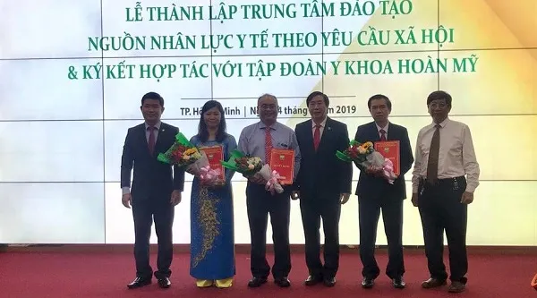 PGS.TS.BS Huỳnh Nguyễn Khánh Trang (thứ ba từ trái sang) nhận quyết định Giám đốc Trung tâm đào tạo nhân lực y tế theo nhu cầu xã hội