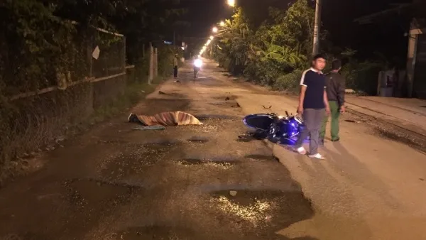Tin tức tai nạn giao thông ngày 24/8/2019: Vấp ‘ổ gà’ trên đường, nam thanh niên chạy xe máy tử vong