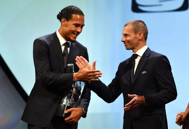 Vượt mặt Messi và Ronaldo, Van Dijk đoạt danh hiệu Cầu thủ xuất sắc nhất mùa của UEFA