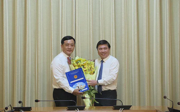 Chủ tịch UBND TPHCM Nguyễn Thành Phong trao quyết định và hoa chúc mừng ông Hà Phước Thắng