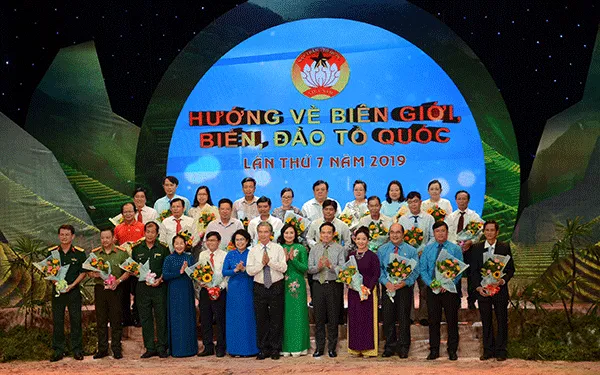 Phó Bí thư thường trực Thành ủy Trần Lưu Quang tặng hoa