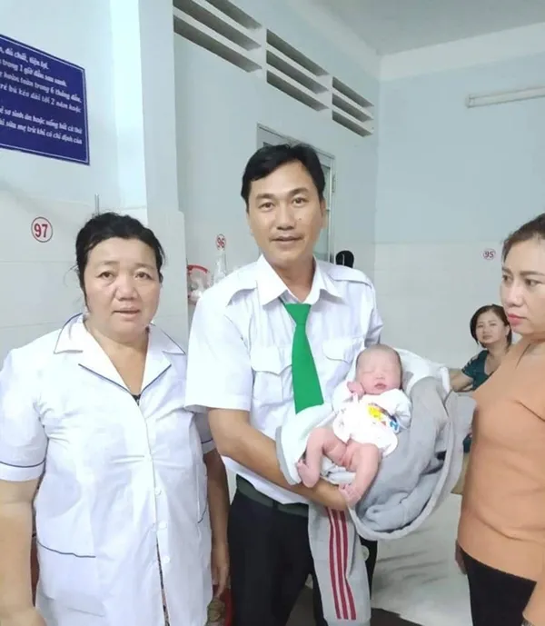 Lái xe Lê Văn Hồng và thiên thần nhỏ được anh hỗ trợ chào đời ngay trên taxi. 