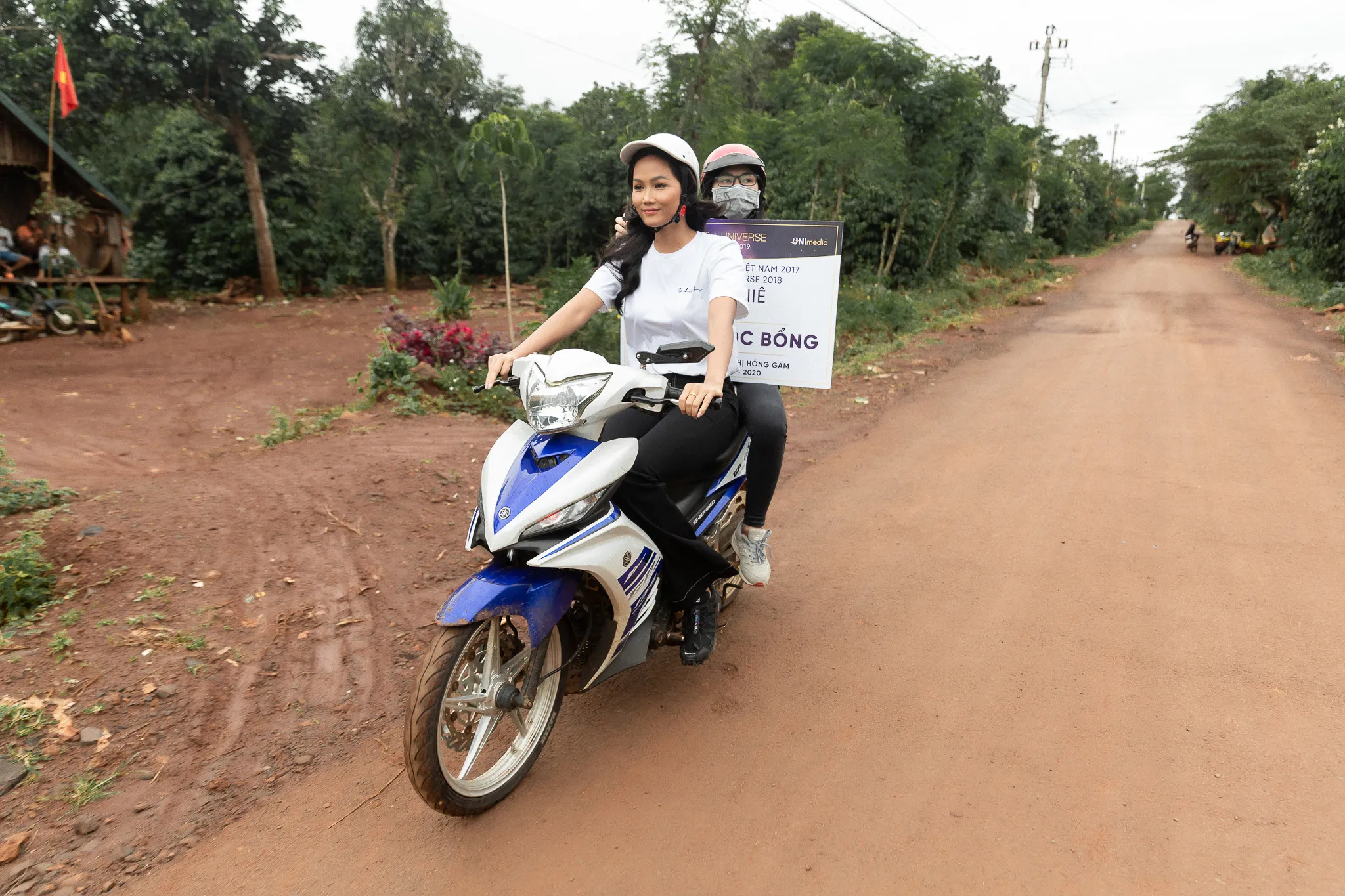 Tin tức sao Việt 5/9: H'Hen Niê đi xe máy phát học bổng - bệnh tình Mai Phương chuyển biến xấu 4